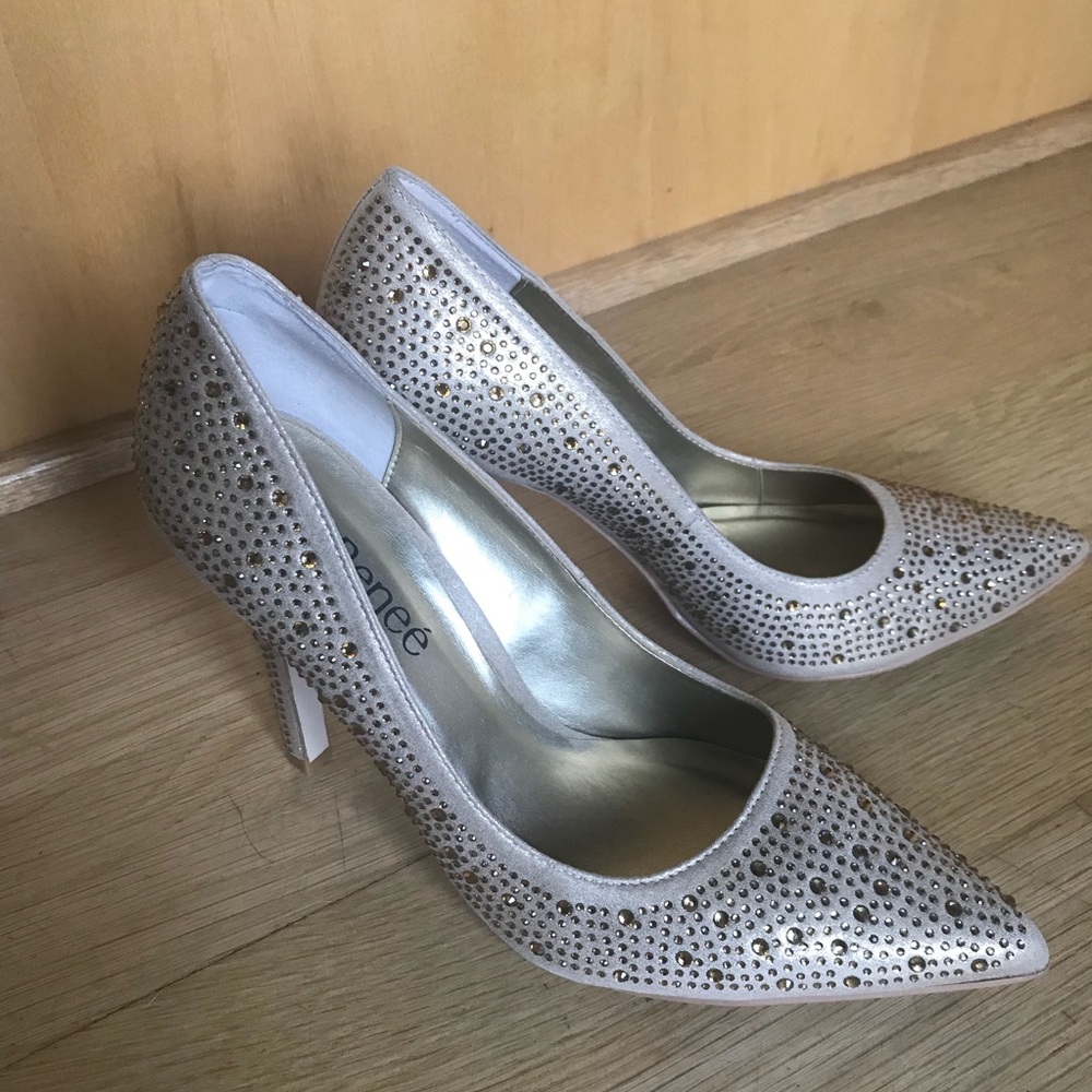Size 7 J. Reneé gold pumps